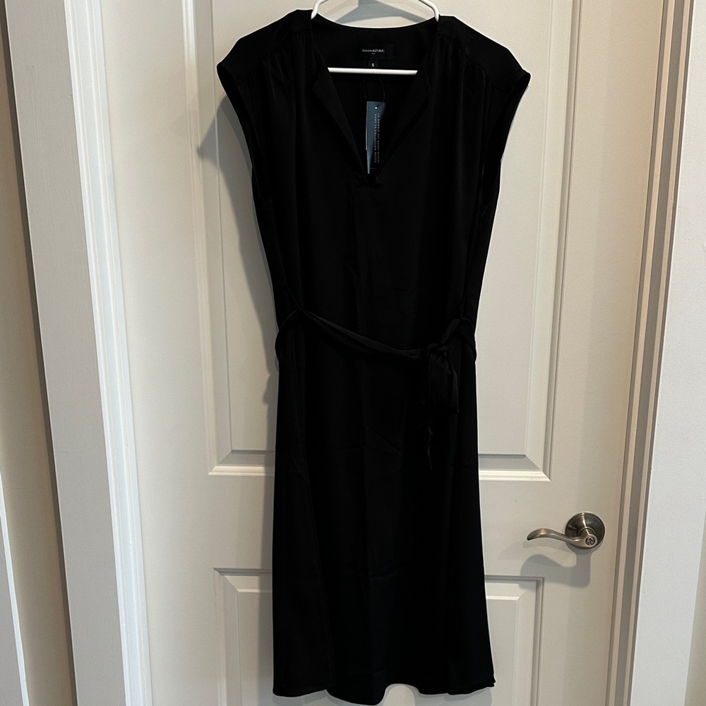 NWT Banana Republic Small Black satin flowy dress with tie